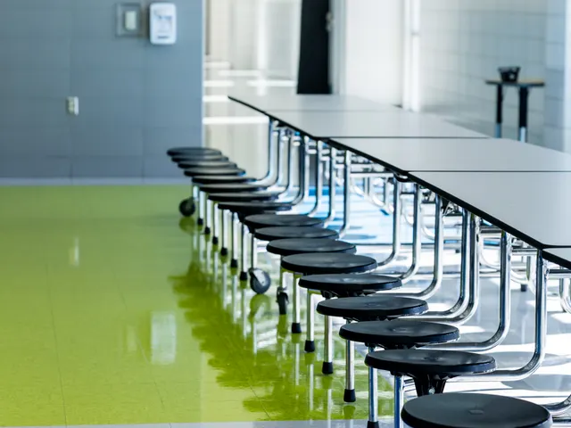 Un comedor escolar luminoso con mesas y sillas