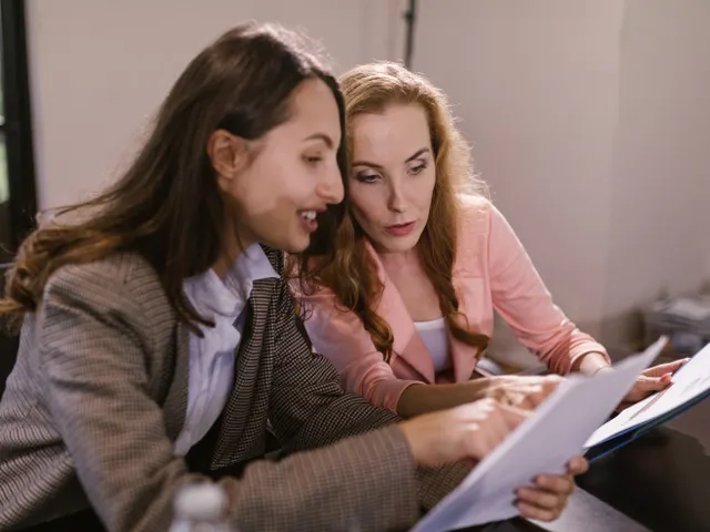 Dos profesionales conversando sobre documentos