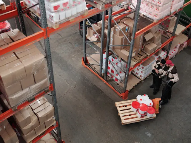 Personal revisando existencias en estanterías de un almacén